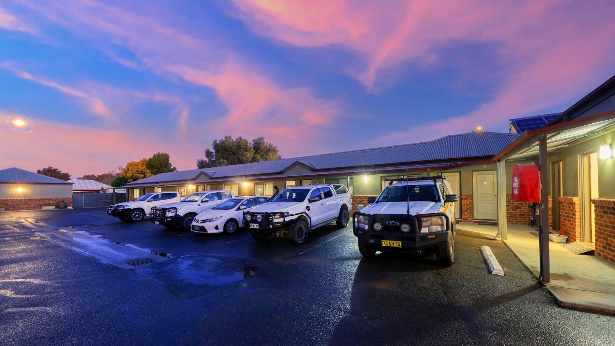 The Saltbush Motor Inn Hay Exterior photo